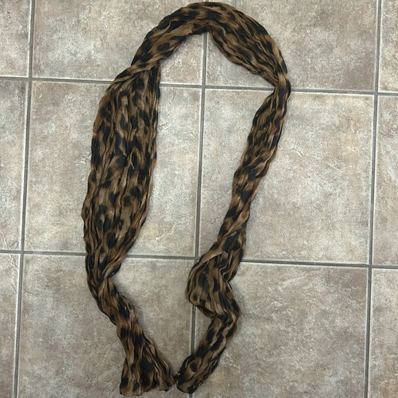 Assorted Scarves Various Colors, Patterns and Styles - Picture 8 of 10